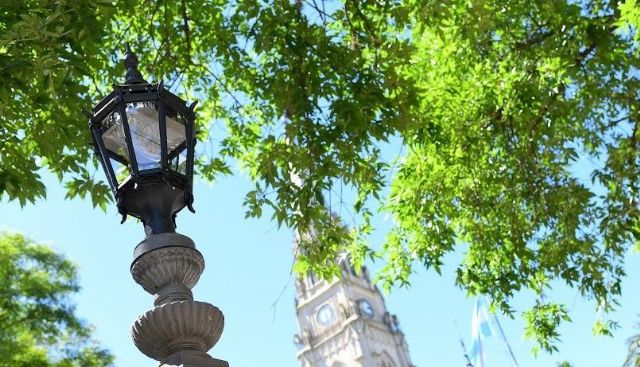 Nuevas farolas de luminaria led embellecen la plaza San Martin