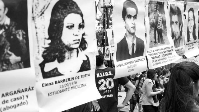 La controversia Argentina de los 70: entre la Teoría de los Dos Demonios y la Percepción de los Jóvenes Idealistas